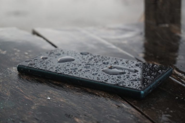 Désoxydation iPhone : que faire si mon iPhone tombe dans l’eau ?
